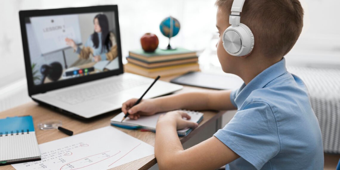 Un estudiante tomando una clase virtual (FreePick).