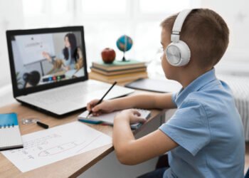 Un estudiante tomando una clase virtual (FreePick).