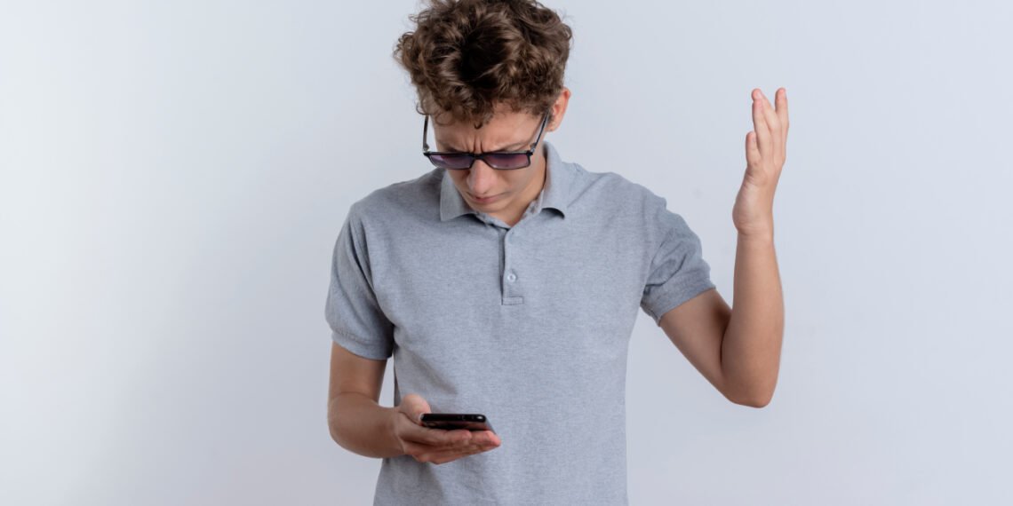 Joven usando un celular (stockking/FreePick).