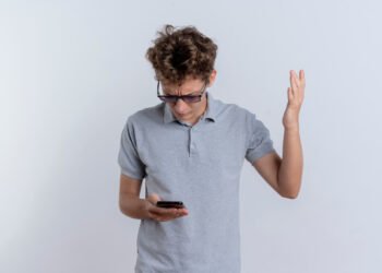 Joven usando un celular (stockking/FreePick).