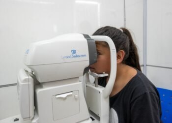 Córdoba lanzó un programa de salud visual infantil que entrega anteojos gratis en el acto