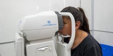 Córdoba lanzó un programa de salud visual infantil que entrega anteojos gratis en el acto