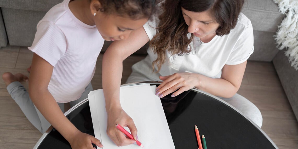 Madre e hija, juego de mesa (FreePick).