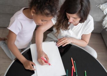 Madre e hija, juego de mesa (FreePick).