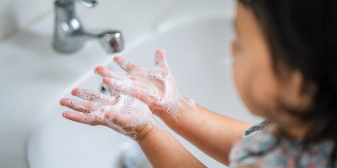 El lavado de manos, clave para frenar la transmisión de enfermedades (wirestock/FreePick).