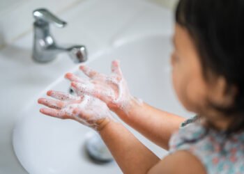 El lavado de manos, clave para frenar la transmisión de enfermedades (wirestock/FreePick).