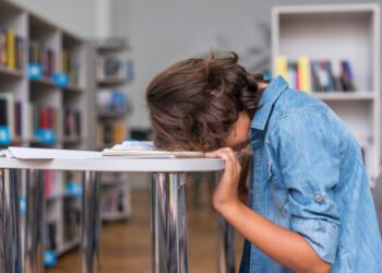 Adolescente intentando leer un texto (FreePick).