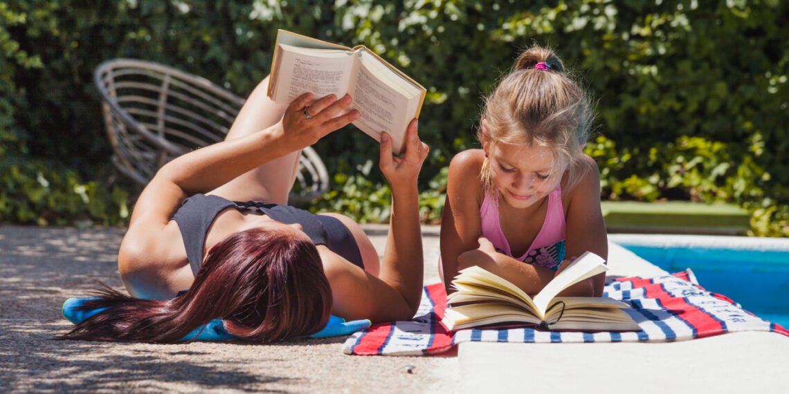 Los niños integran la lectura con más naturalidad cuando ven a los adultos disfrutar de un libro (FreePick).