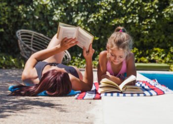 Los niños integran la lectura con más naturalidad cuando ven a los adultos disfrutar de un libro (FreePick).