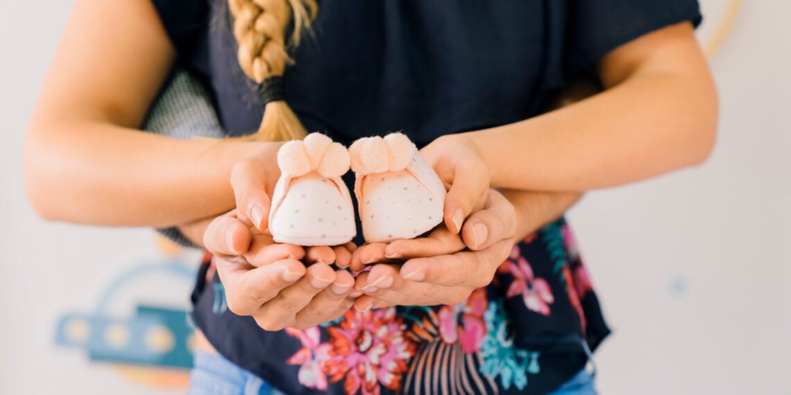 Padres, bebé, escarpines (FreePick).