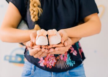 Padres, bebé, escarpines (FreePick).