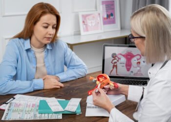 Consulta médica, ovarios (FreePick).