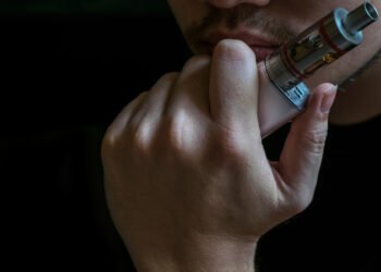 Vapeador, vapeo (snowing/FreePick).