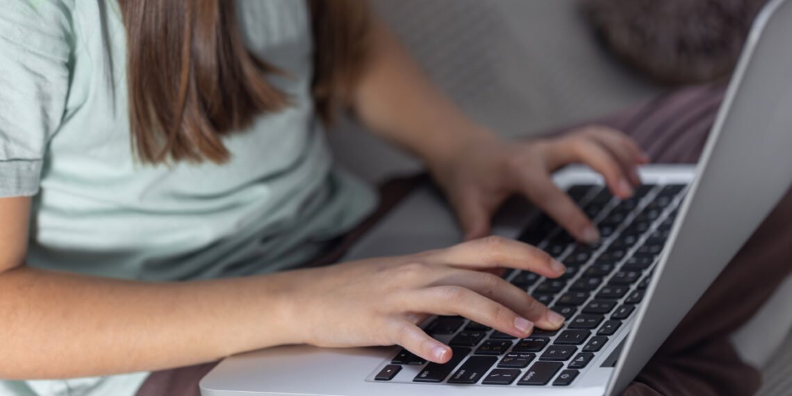 Adolescente utilizando una notebook (pvproductions/FreePick).