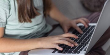 Adolescente utilizando una notebook (pvproductions/FreePick).