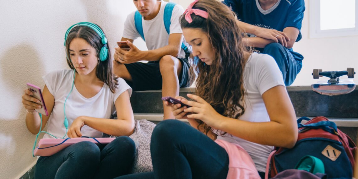 Adolescentes, celular, redes sociales, escuela (FreePick).