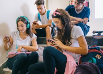 Adolescentes, celular, redes sociales, escuela (FreePick).