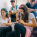 Adolescentes, celular, redes sociales, escuela (FreePick).