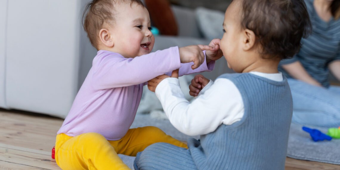 Bebés jugando en una guardería (FreePick).