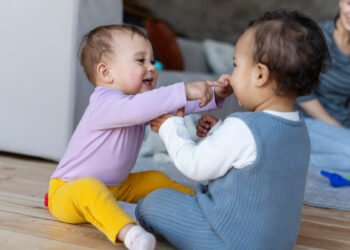 Bebés jugando en una guardería (FreePick).