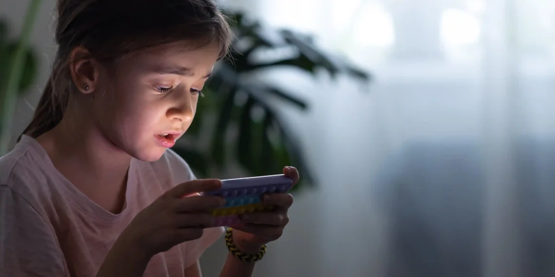 Nomofobia en las infancias: qué es la ansiedad por estar sin el celular y cómo acompañar