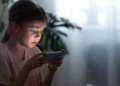 Nomofobia en las infancias: qué es la ansiedad por estar sin el celular y cómo acompañar