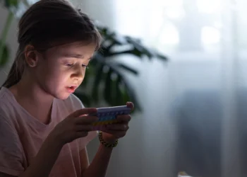 Nomofobia en las infancias: qué es la ansiedad por estar sin el celular y cómo acompañar