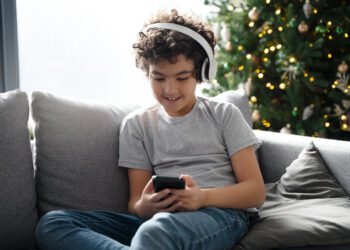 Niño usando un celular (FreePick).