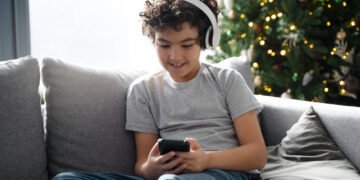 Niño usando un celular (FreePick).