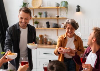 Familia compartiendo un almuerzo (FreePick).
