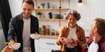 Familia compartiendo un almuerzo (FreePick).