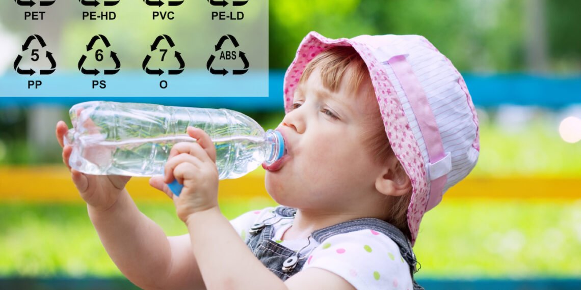 Nena bebiendo en una botella de agua (BrearPhoto/FreePick).