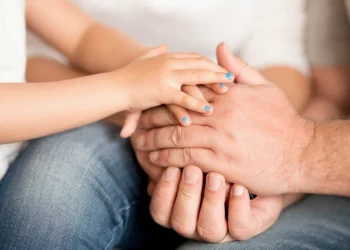 Por qué acompañar a los padres mejora la salud mental de los hijos