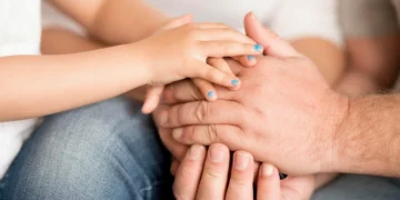 Por qué acompañar a los padres mejora la salud mental de los hijos