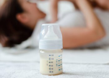 Biberón, mamadera (Imagen ilustrativa/RawPixel/FreePick).