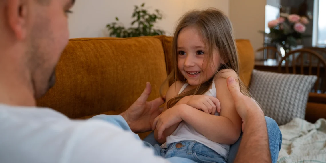 10 frases que fortalecen la autoestima de los niños (y que los especialistas recomiendan usar todos los días)