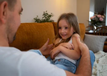 10 frases que fortalecen la autoestima de los niños (y que los especialistas recomiendan usar todos los días)