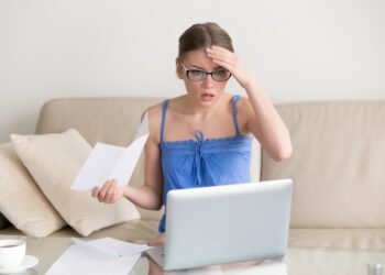 Joven preocupada frente a una computadora (yanalya/FreePick).