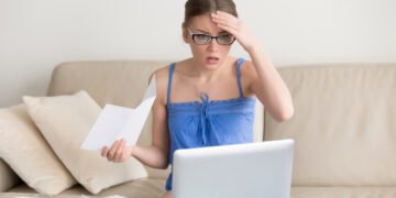 Joven preocupada frente a una computadora (yanalya/FreePick).