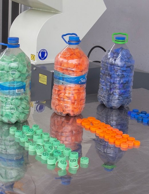 Reciclan tapitas y las transforman en marcos de anteojos que entregan gratis a sectores vulnerables (Foto: Fundación Boreal).