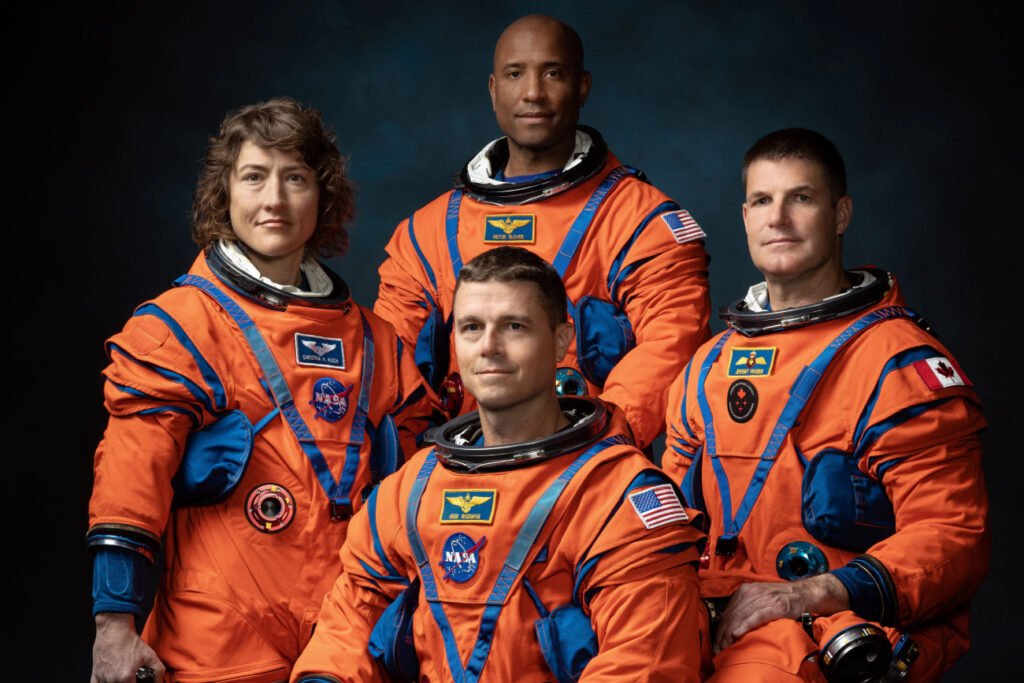 Christina Koch (izquierda), Victor Glover (centro, arriba), Jeremy Hansen (recha) y Reid Wiseman (centro, abajo). Los cuatro astronautas del Artemis II (Nasa).