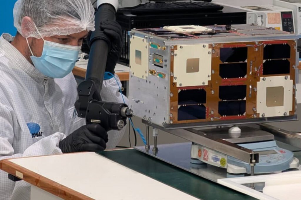 El microsatélite argentino ATENEA cumplió con éxito su misión experimental en Artemis II (Argentina.gob.ar).