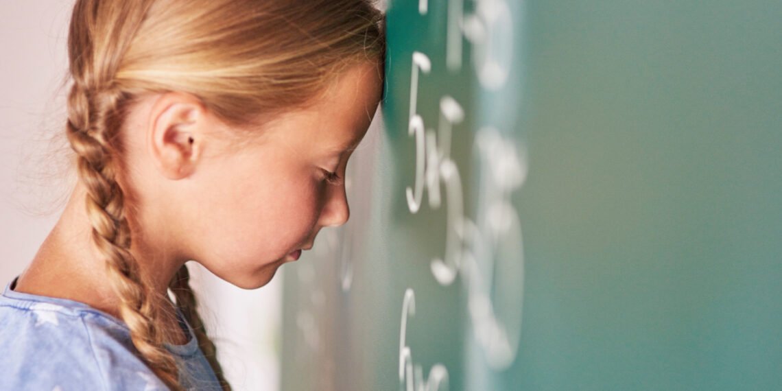 Niña intentando resolver un problema matemático (gpointstudio/FreePick).