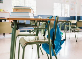 Chicos que faltan a la escuela: advierten que en Argentina se pierde al menos un mes de clases por año