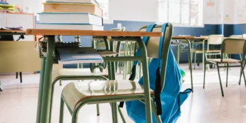 Chicos que faltan a la escuela: advierten que en Argentina se pierde al menos un mes de clases por año