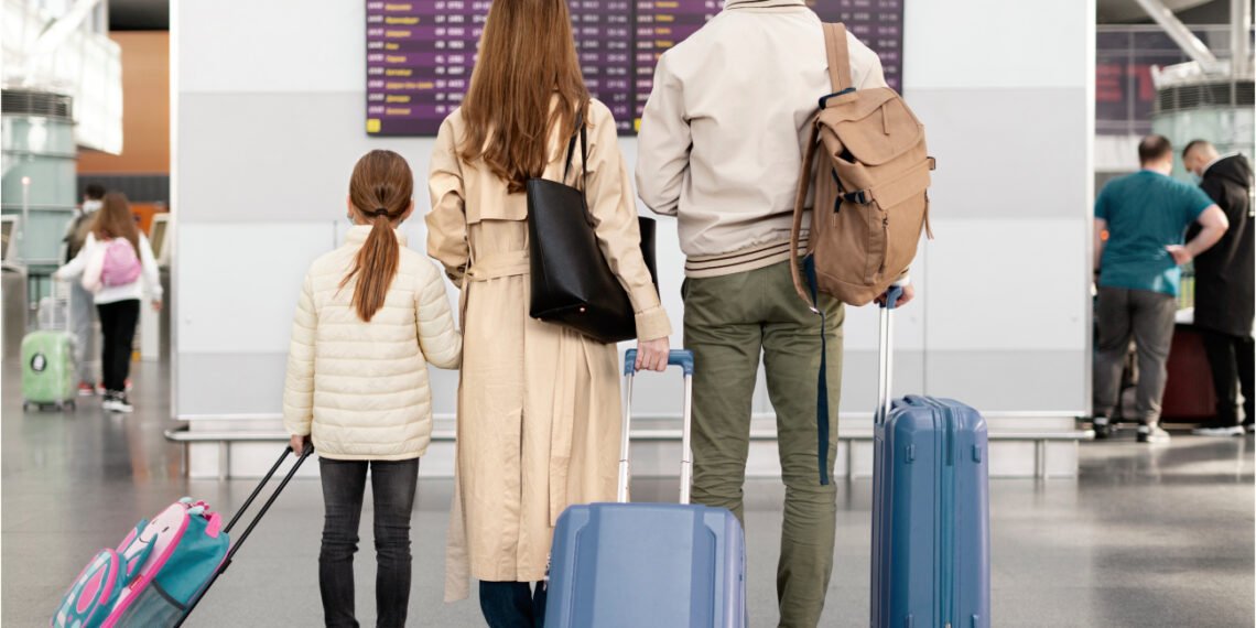 Familia en un aeropuerto (FreePick).