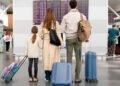 Familia en un aeropuerto (FreePick).