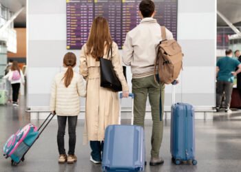 Familia en un aeropuerto (FreePick).