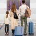 Familia en un aeropuerto (FreePick).