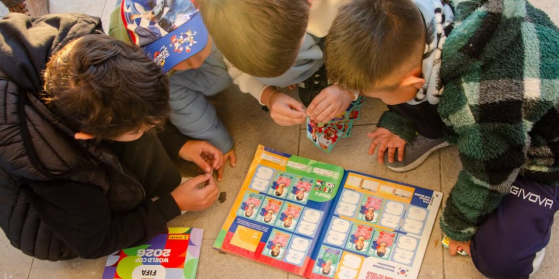 Niños intercambiando figuritas del Mundial 2026 (Gentileza Municipalidad de Ensenada).